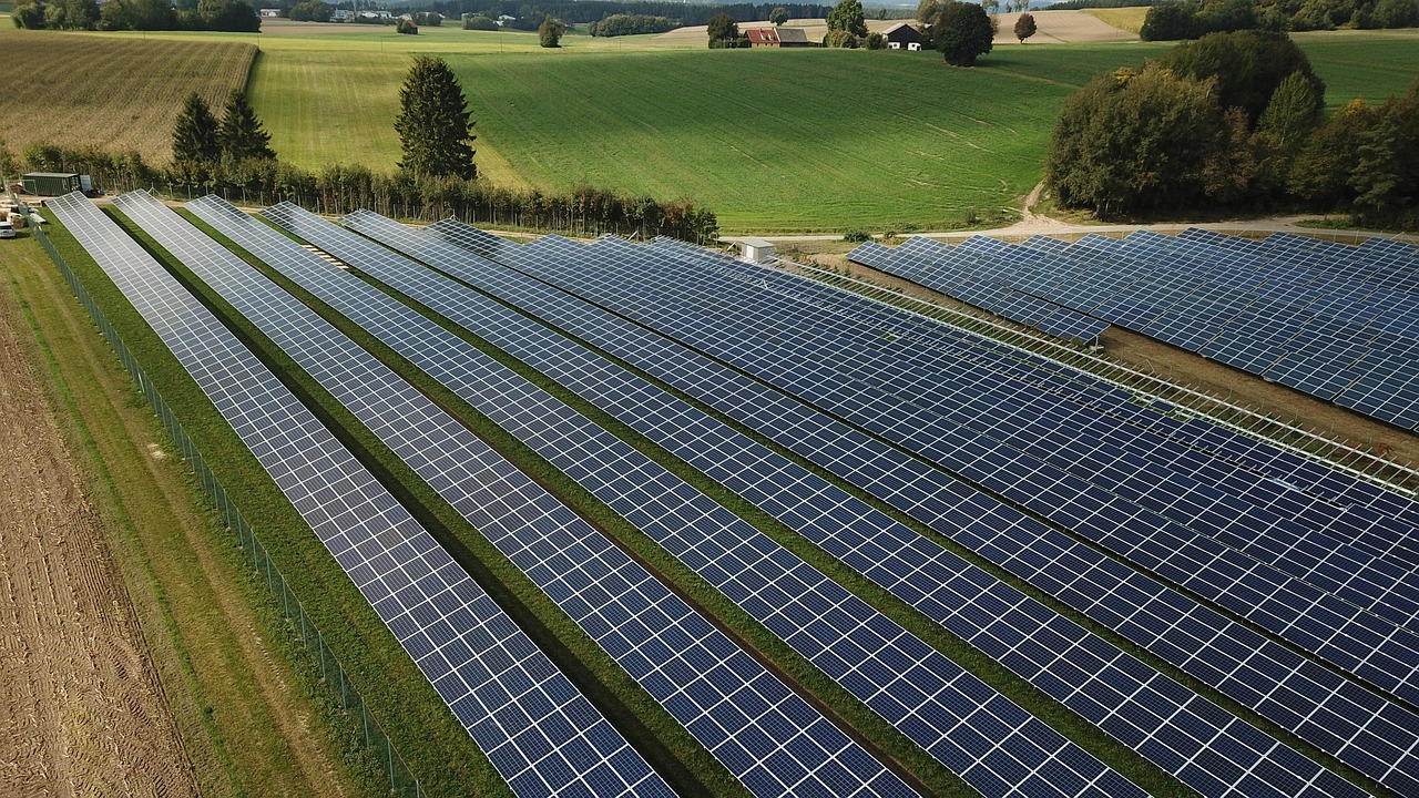 découvrez les centrales solaires flottantes, une solution innovante pour produire de l'énergie renouvelable en utilisant la surface des plans d'eau tout en optimisant l'espace et réduisant l'impact environnemental.