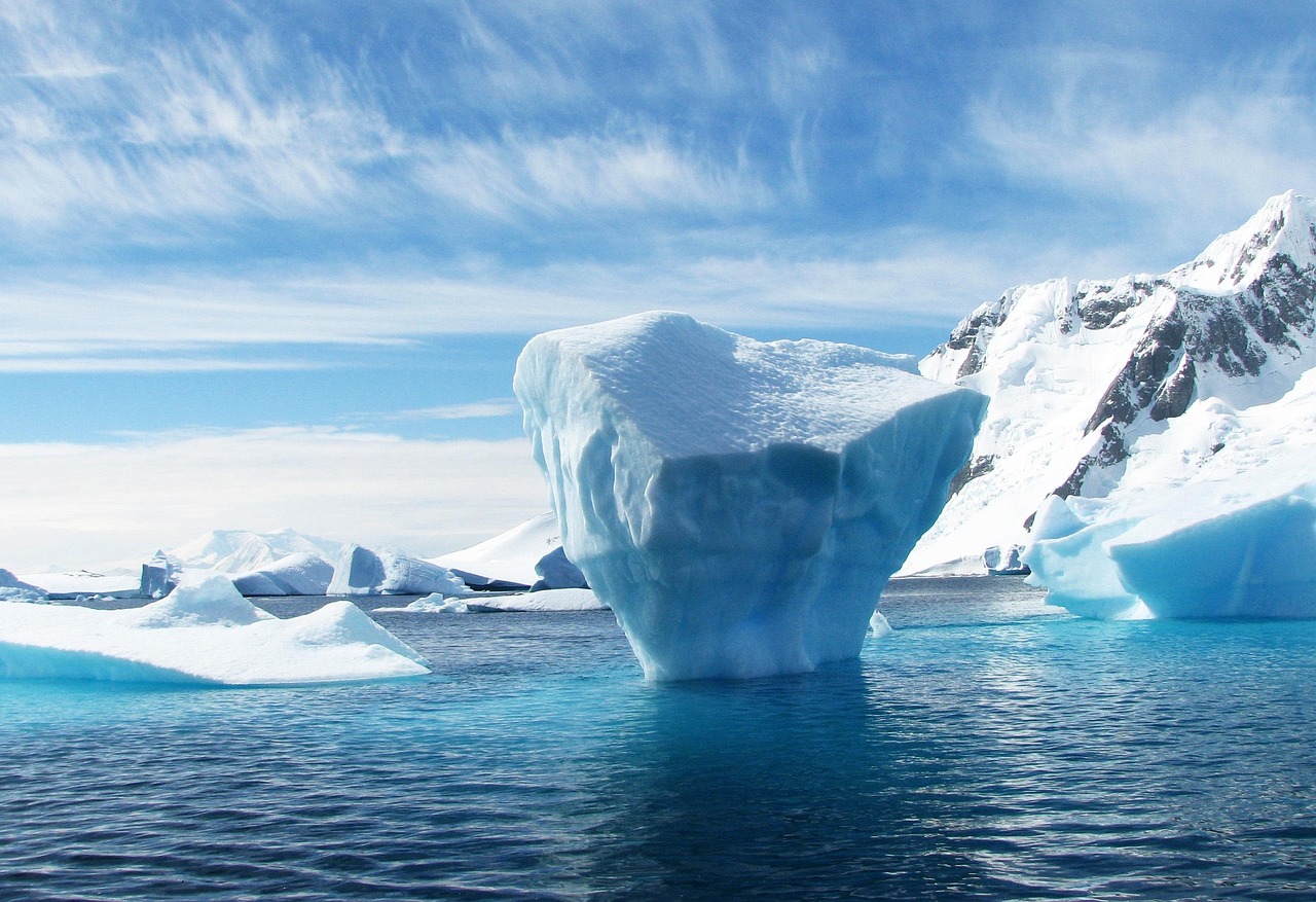 découvrez l'antarctique, un continent de glace et de mystères, offrant des paysages spectaculaires, une faune unique et des aventures inoubliables au bout du monde.