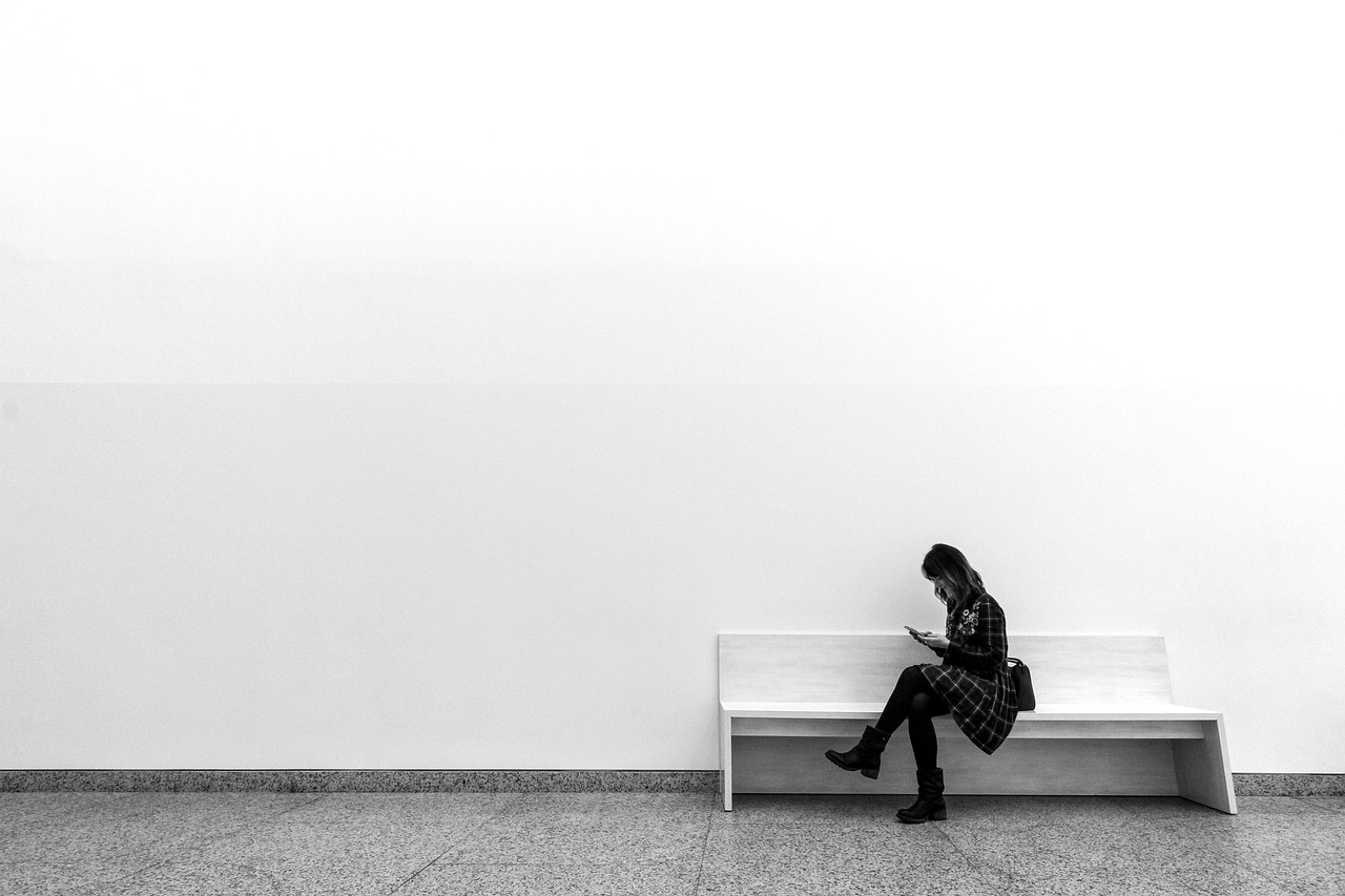 découvrez le minimalisme : un art de vivre qui privilégie la simplicité, l'essentiel et la réduction du superflu pour un quotidien plus léger et épanouissant.