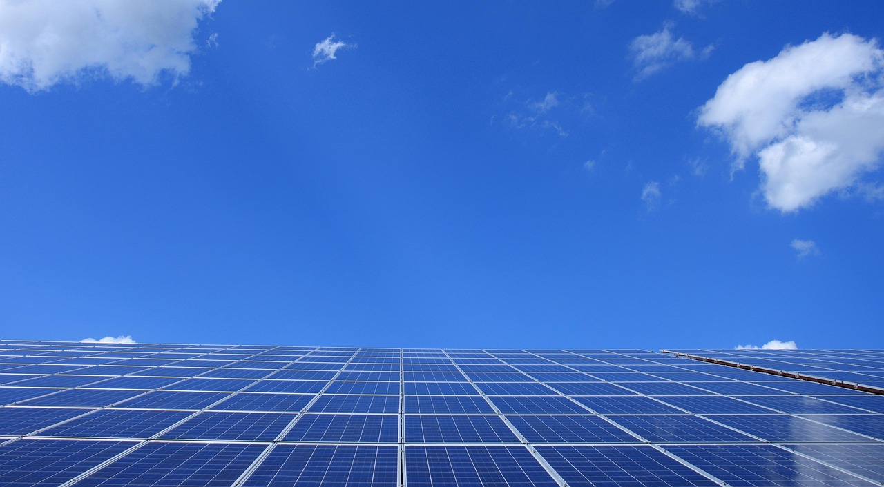 découvrez les centrales solaires flottantes, une solution innovante et écologique pour produire de l'énergie renouvelable en optimisant l'utilisation des surfaces aquatiques.