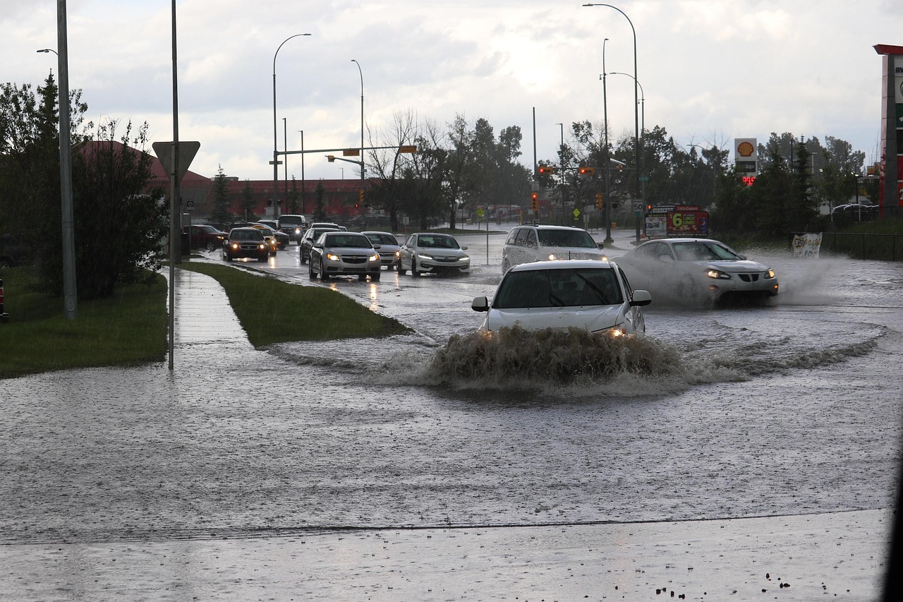 découvrez les causes, les conséquences et les mesures de prévention contre les inondations pour protéger vos biens et assurer votre sécurité.