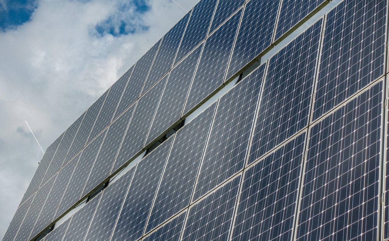 découvrez les avantages d'une centrale solaire flottante, une solution innovante pour produire de l'énergie renouvelable sur l'eau tout en optimisant l'espace et l'efficacité énergétique.