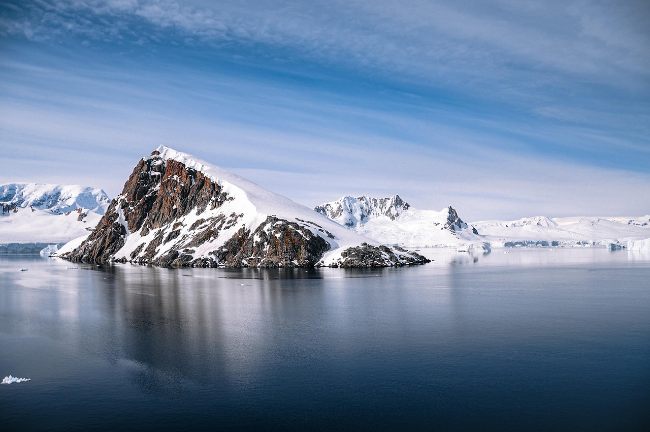 découvrez l'antarctique, un continent glacé spectaculaire abritant une faune unique et des paysages à couper le souffle. explorez ses merveilles naturelles et son environnement préservé.