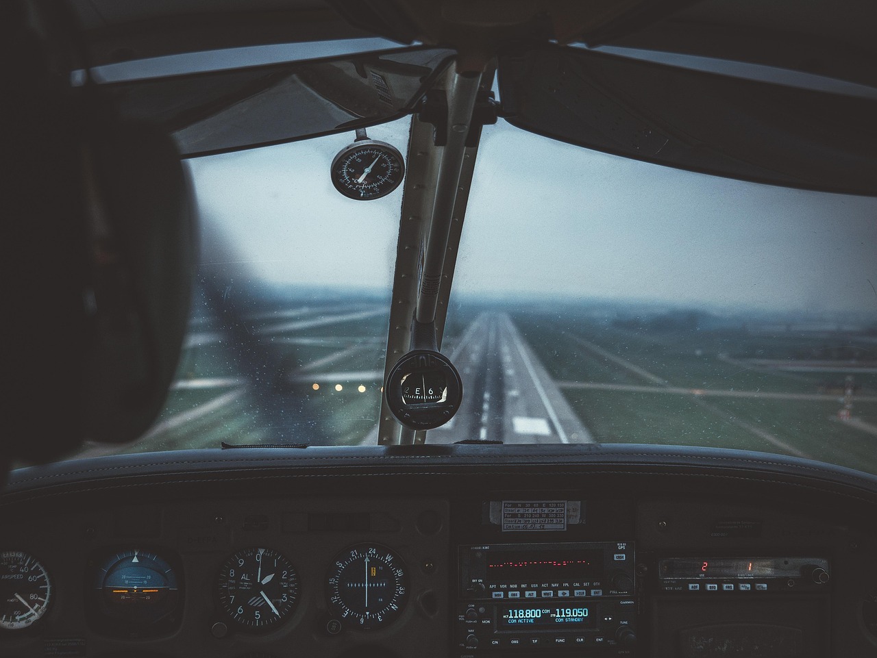 découvrez l'univers fascinant de l'aviation, de l'histoire des avions aux dernières innovations technologiques. explorez les différents types d'aéronefs, les métiers de l'aviation et les enjeux environnementaux liés au secteur aérien.