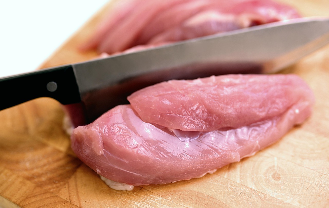 découvrez l'influence du lobby de la viande sur les politiques alimentaires, l'économie et la santé publique, et ses implications environnementales.