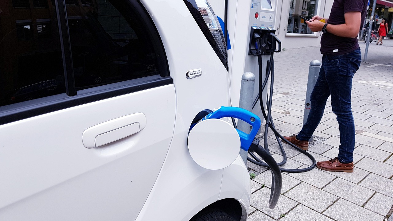 découvrez tout sur les voitures électriques : avantages, fonctionnement, autonomies et conseils pour choisir votre véhicule écologique.