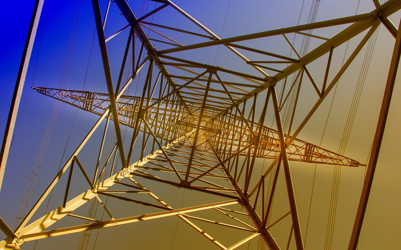découvrez tout ce qu'il faut savoir sur le voltage : définition, rôle dans l'électricité, unités de mesure et conseils d'utilisation pour vos appareils électriques. informez-vous sur l'importance du voltage pour la sécurité et la performance de vos installations.