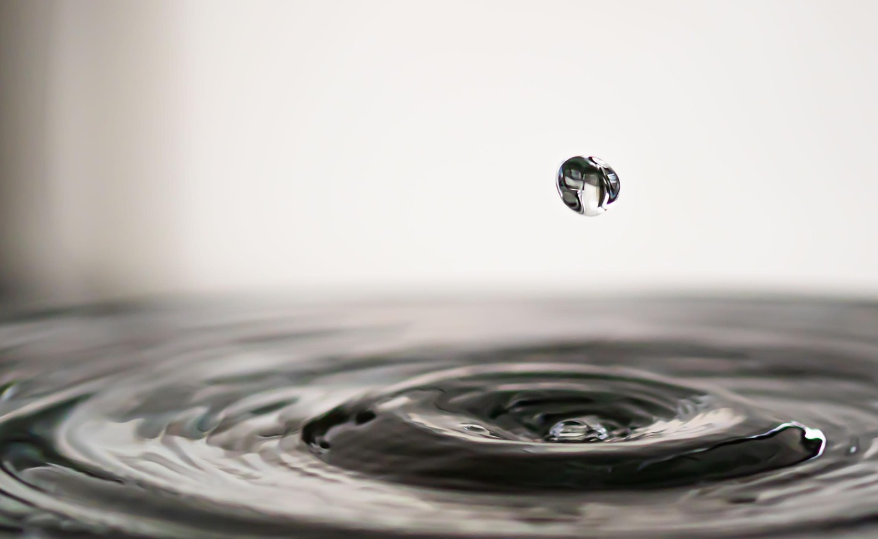 découvrez les raisons de la baisse du prix du pétrole, ses conséquences sur l'économie mondiale et ce que cela signifie pour les consommateurs et les marchés.