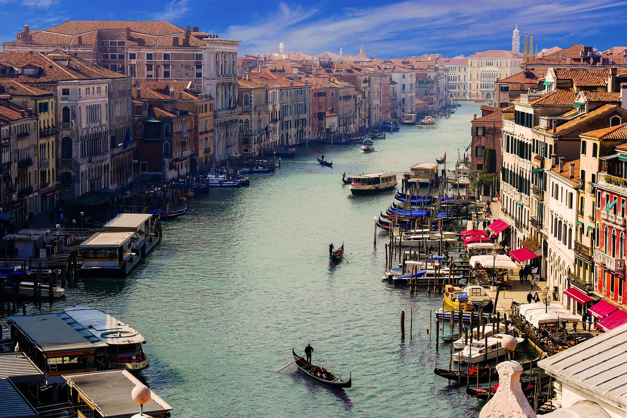 découvrez venise, la ville romantique italienne célèbre pour ses canaux pittoresques, son architecture unique et son riche patrimoine culturel.
