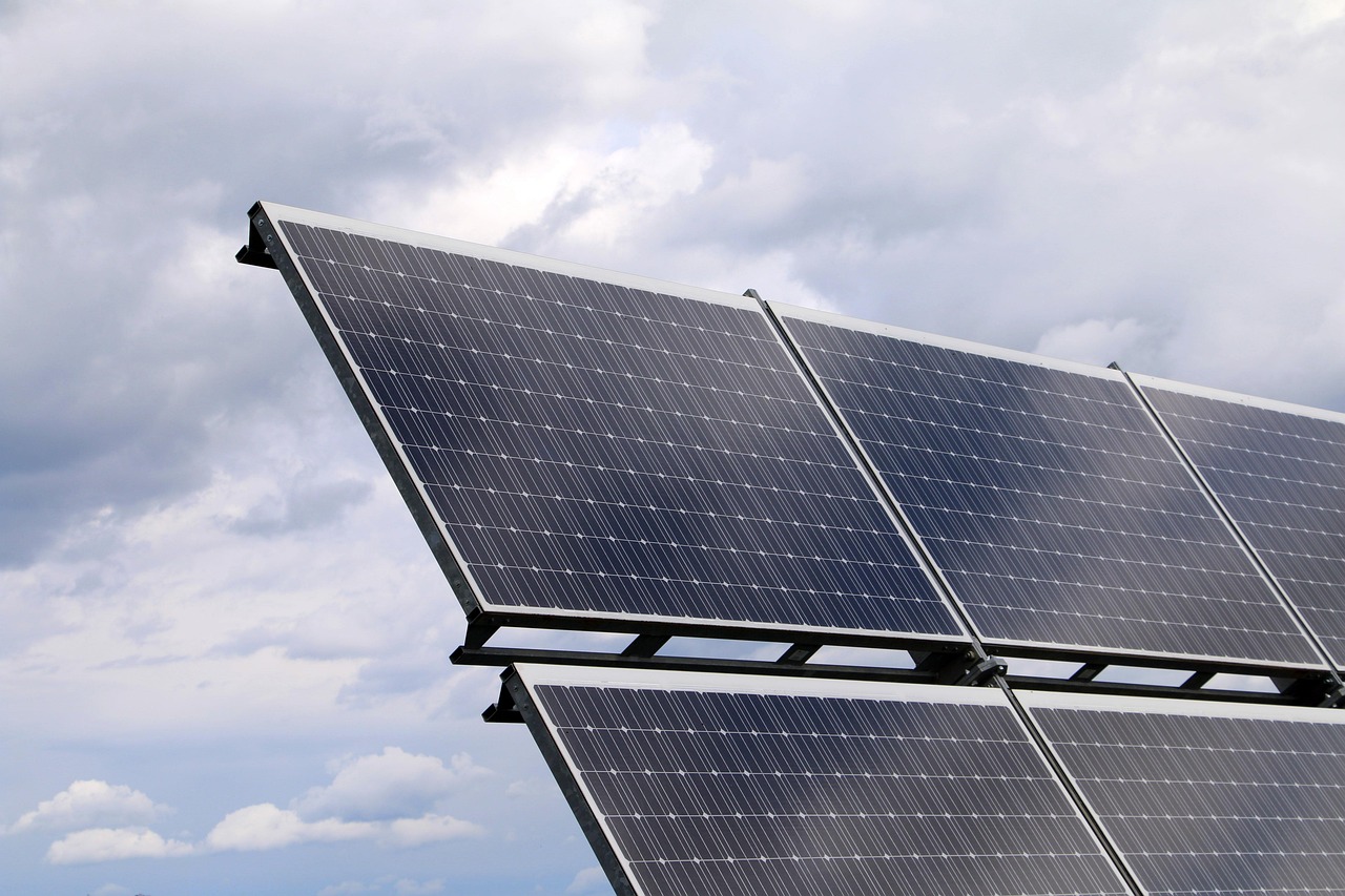 découvrez les enjeux et les solutions de la transition énergétique, un processus essentiel vers un avenir durable. apprenez comment les énergies renouvelables, l'innovation technologique et les politiques écologiques transforment notre rapport à l'énergie.