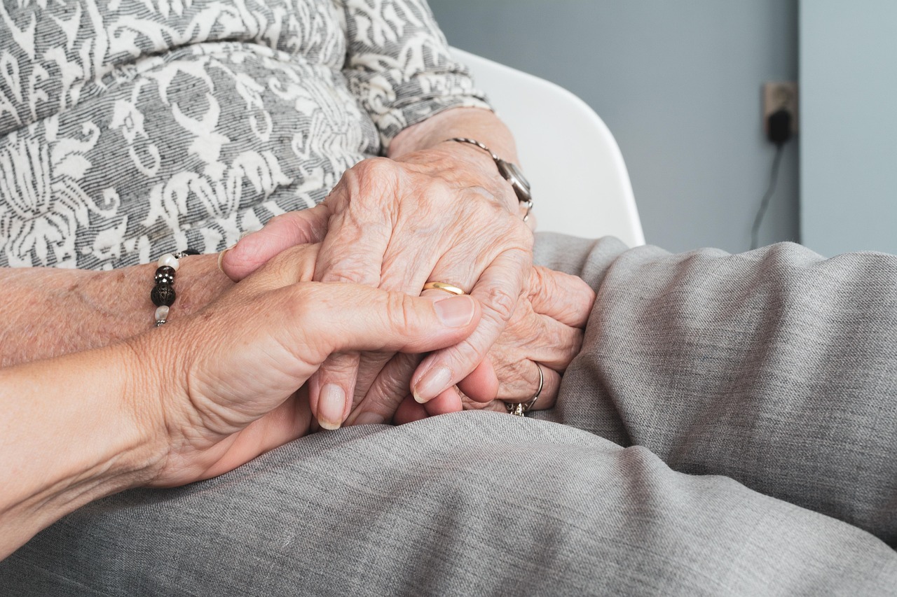 découvrez comment encourager l'engagement des seniors dans la société à travers des activités adaptées, des initiatives inclusives et des programmes dédiés pour valoriser leur participation active.