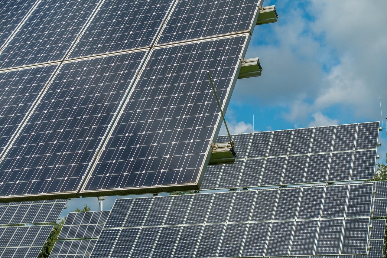 découvrez les enjeux et les solutions de la transition vers les énergies renouvelables pour un avenir durable et respectueux de l'environnement.