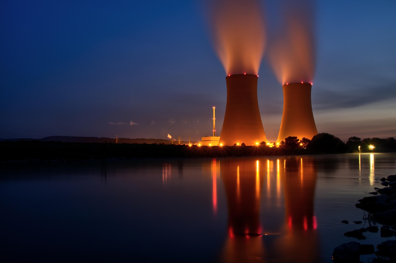 découvrez l'énergie nucléaire : une source puissante et durable pour répondre aux besoins énergétiques mondiaux avec un faible impact carbone.
