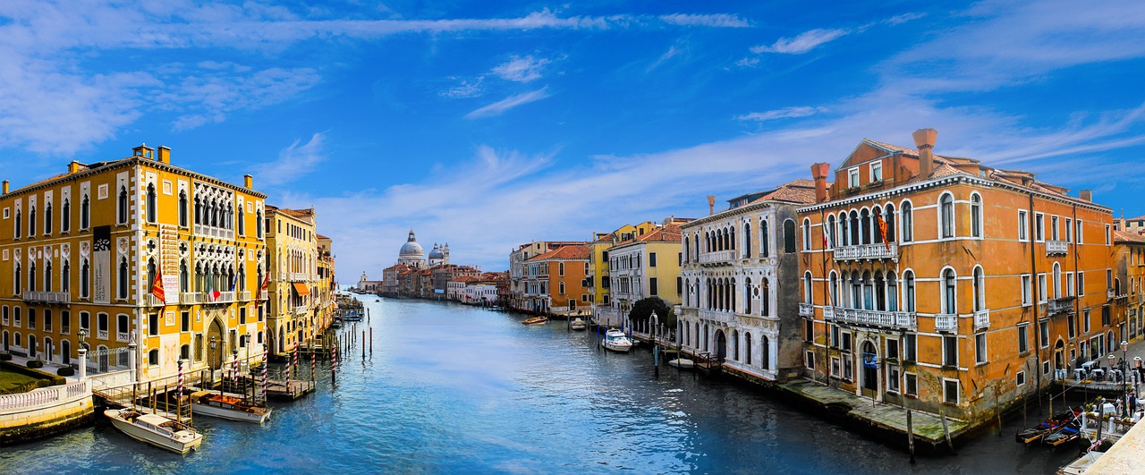 découvrez venise, la ville romantique des canaux, riche en histoire, culture et architecture unique. explorez ses ruelles pittoresques et ses célèbres gondoles.