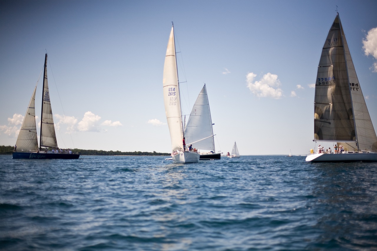 découvrez le sailing durable : naviguez en respectant l'environnement grâce à des pratiques écologiques et des technologies innovantes pour préserver les océans.